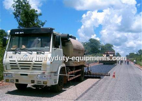 China 8000L Road Construction Equipment Asphalt Distributor Truck With Two Diesel Bummer Heating System supplier